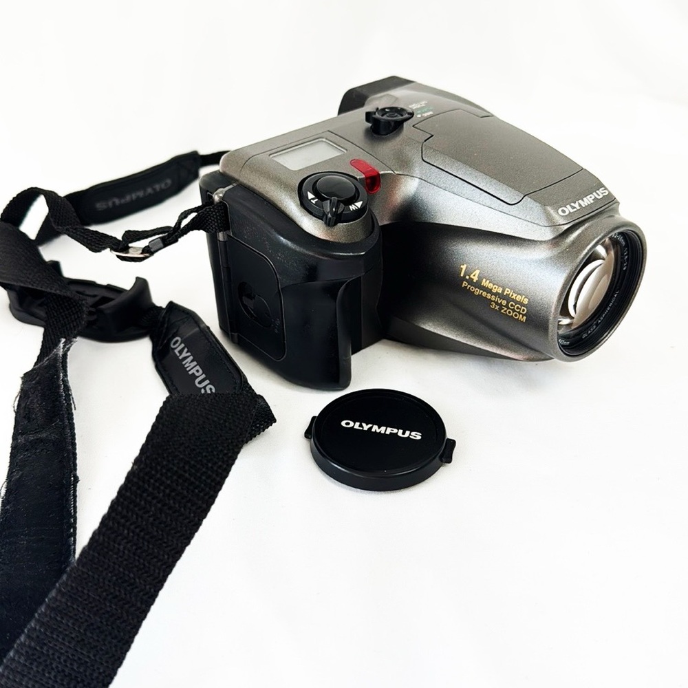 OLYMPUS Digital Camera 1.4 mega Pixels Progressive CCD 3x Zoom Model D-600L - Picture 2 of 8